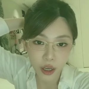 周淑怡白衬衣+金丝眼镜上演制服控，撒泼打滚求上票引热议