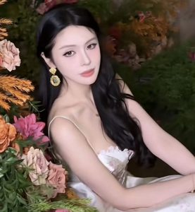 斗鱼三S的张琪格某音首秀被网友嘲讽，惊现大哥护花