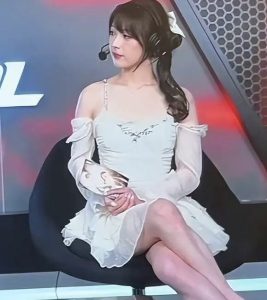 电竞女解说秀大长腿，被批穿着无奈换穿搭