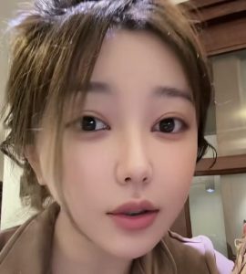 刘飞儿称年轻不懂事，如今回忆往事并不后悔