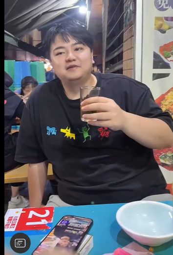 抽象上演世纪大和解，卷毛黑狗重归于好开启新篇章